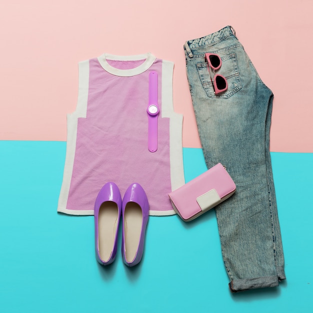 Modischer Sommerlook. Rosa Kleidung und Accessoires. Jeans. Beiläufig