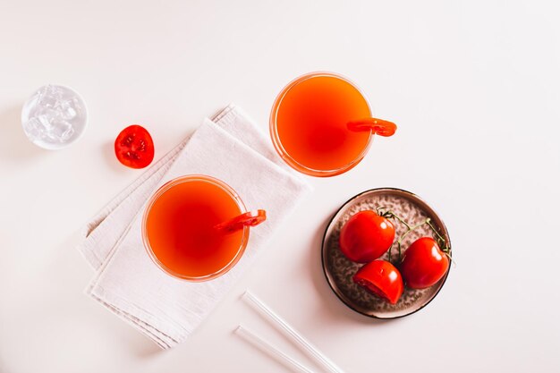 Foto modischer tomaten-martini-cocktail in gläsern auf der tischplatte