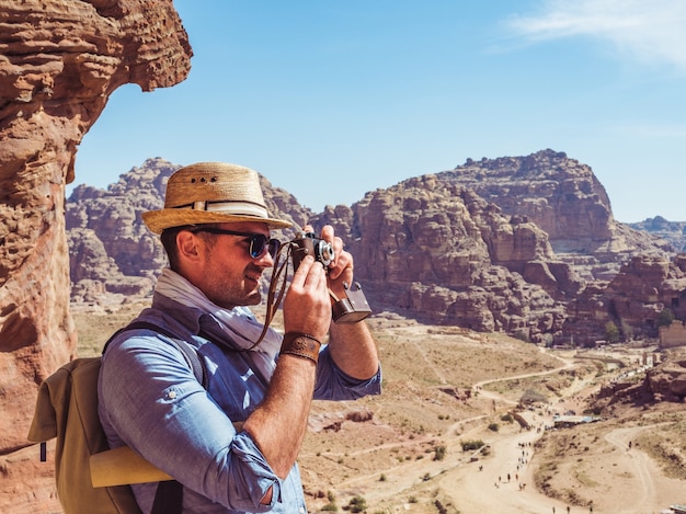 Modischer Tourist mit einer Vintage-Kamera