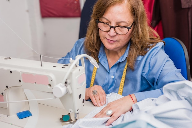 Modista profesional haciendo moda lenta ecológica sostenible Alegre mujer chilena hispana