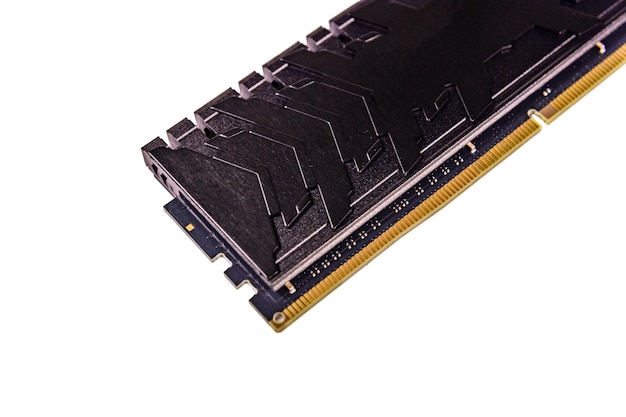 Módulo DDR4 moderno aislado sobre un fondo blanco.