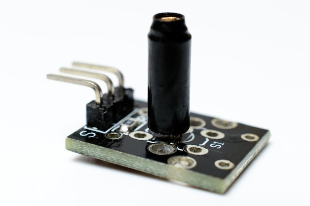 Módulo de componente eletrônico do sensor de vibração em um fundo branco.
