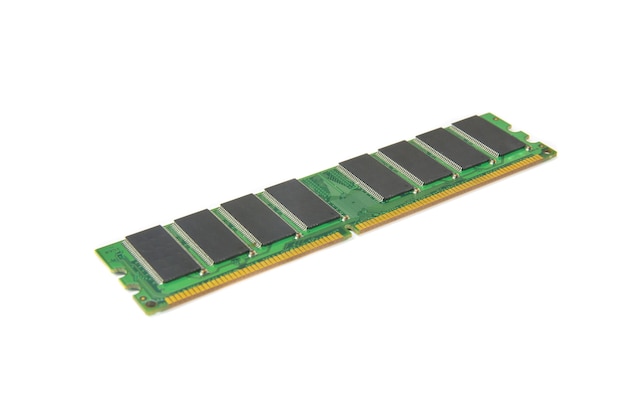 Módulo de memoria RAM DDR de computadora aislado en el enfoque selectivo del fondo blanco.