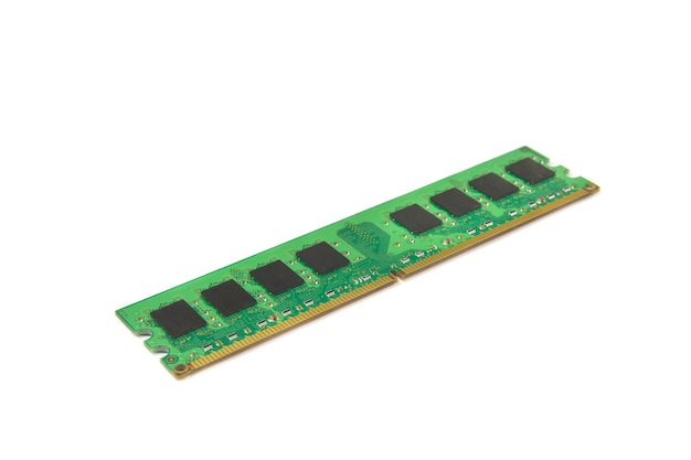 Módulo de memoria RAM DDR de computadora aislado en el enfoque selectivo del fondo blanco.