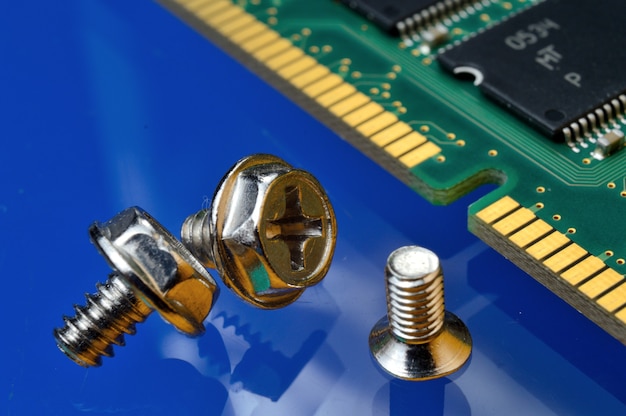 Módulo RAM de la computadora y pernos. de cerca