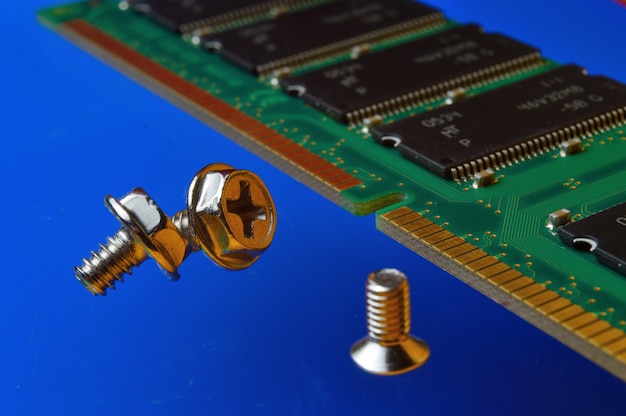 Módulo RAM de la computadora y pernos. de cerca