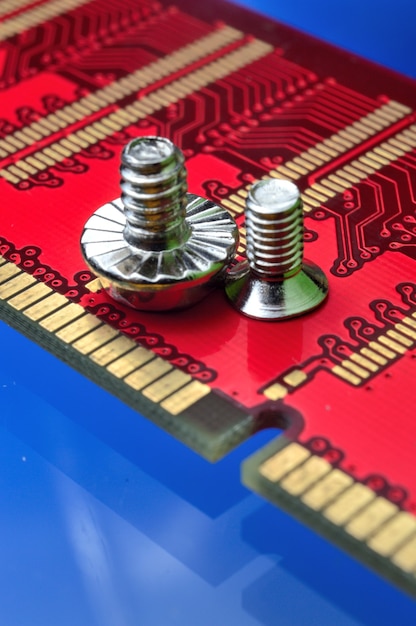 Módulo RAM de la computadora y pernos. de cerca