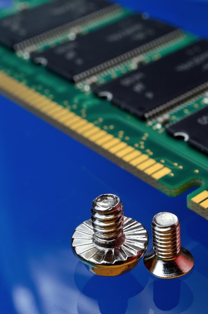 Módulo RAM de la computadora y pernos. de cerca