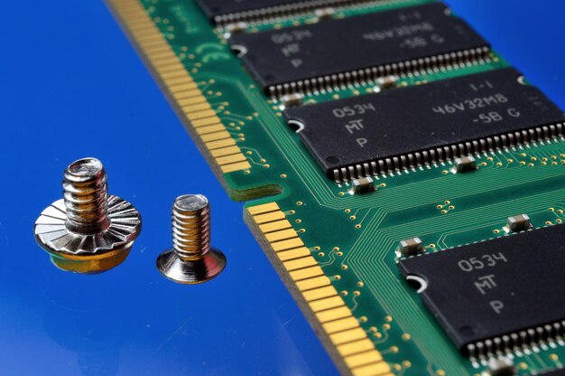 Módulo RAM de la computadora y pernos. de cerca