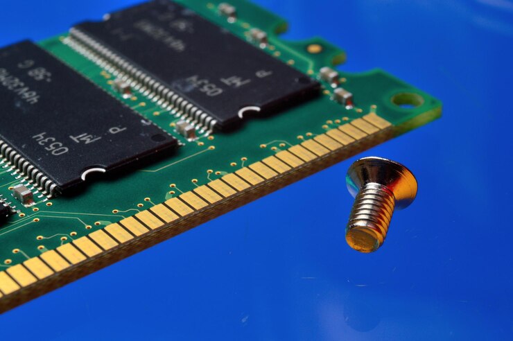Foto módulo ram de la computadora y pernos. de cerca