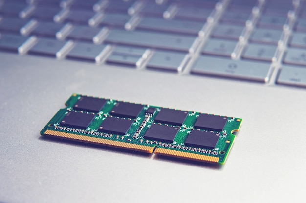 Foto módulo de tarjeta de memoria ram ddr3 sodimm en primer plano de portátil negro. módulo de tarjeta de memoria ram ddr3 sodimm en primer plano de portátil negro. actualizar ultrabook