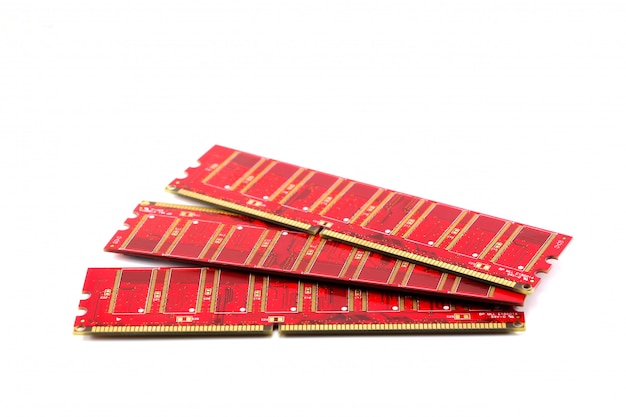 Módulos de memoria DDR3 aislados en blanco