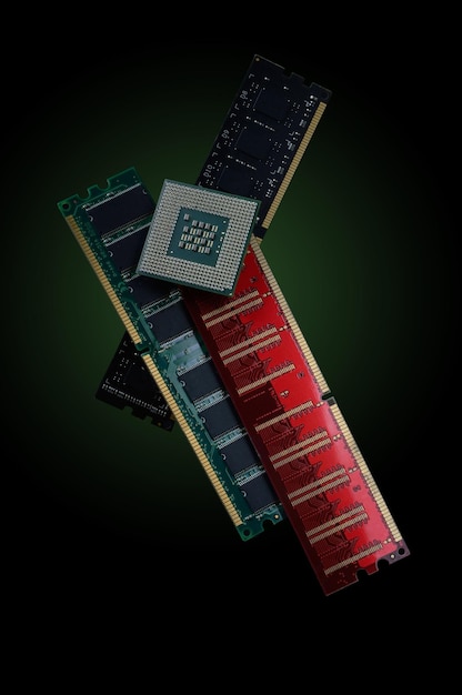 Módulos RAM y procesador en un primer plano de fondo oscuro