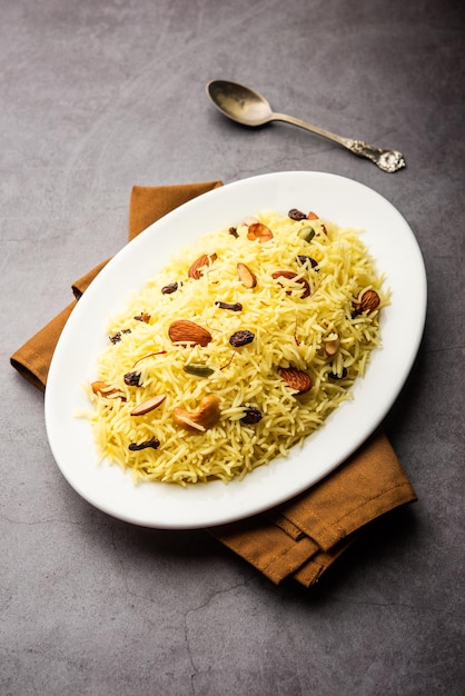 Modur pulao dulce de Cachemira hecho de arroz cocinado con agua azucarada aromatizada con azafrán y frutos secos