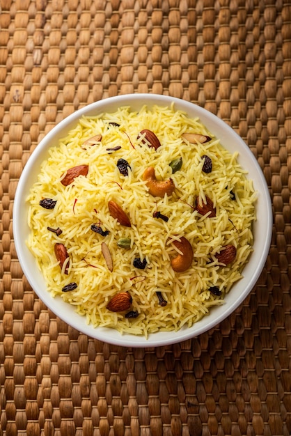 Modur pulao dulce de Cachemira hecho de arroz cocinado con agua azucarada aromatizada con azafrán y frutos secos