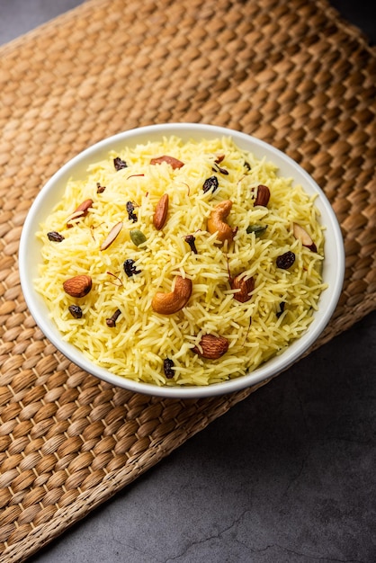 Modur pulao dulce de Cachemira hecho de arroz cocinado con agua azucarada aromatizada con azafrán y frutos secos