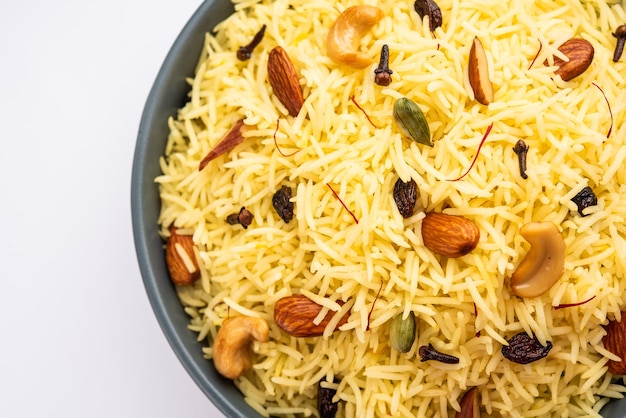 Modur pulao dulce de Cachemira hecho de arroz cocinado con agua azucarada aromatizada con azafrán y frutos secos