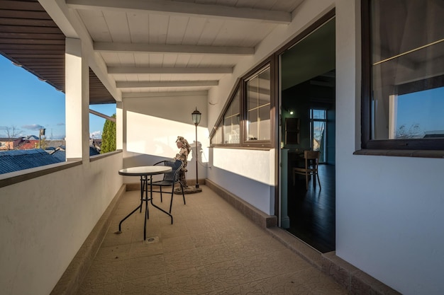 Möbel auf dem Balkon in hellem Interieur