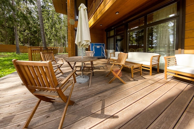 Foto möbel auf der veranda eines landhauses foto in hoher qualität