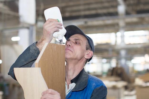 Möbel machen Arbeiter der Möbelabteilung