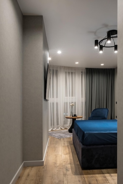 Möbel und Einrichtungselemente des Schlafzimmers in Studio-Apartments