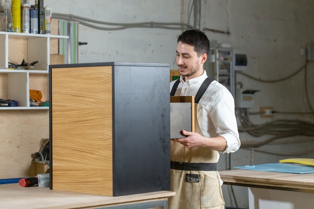 Möbelfabrik und Konzept für kleine und mittlere Unternehmen - Man sammelt Möbeldetails
