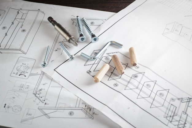 Möbelmontagewerkzeuge auf Schema