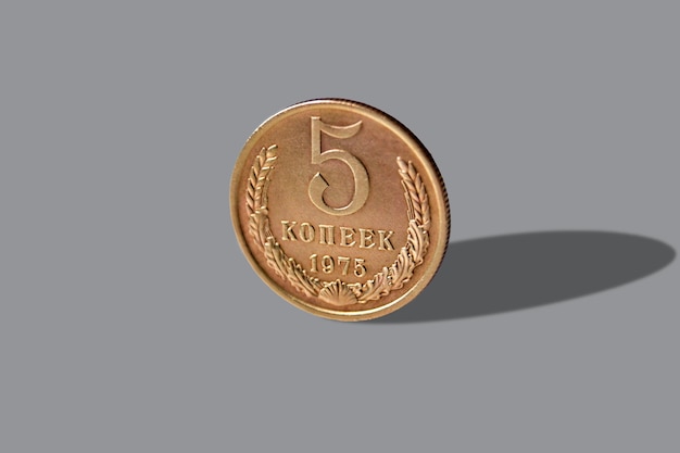 Foto moeda antiga de cinco copeques soviéticos isolados sobre superfície cinza