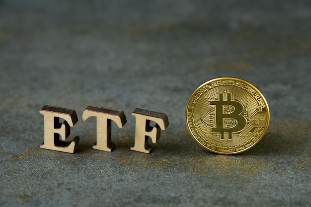 Moeda Bitcoin com texto ETF em fundo de pedra, Conceito Entrando no Fundo de Dinheiro Digital. Conceito de criptomoeda ETF e Bitcoin