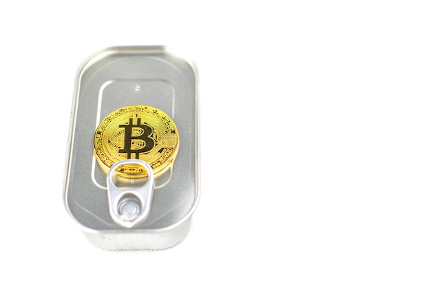 Moeda bitcoin e conserva em um fundo branco isolado