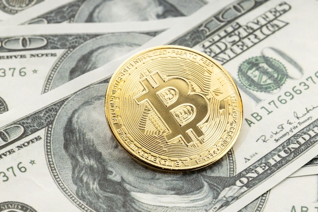 Moeda Bitcoin nas notas de dólar. Criptomoeda em notas de dólar americano