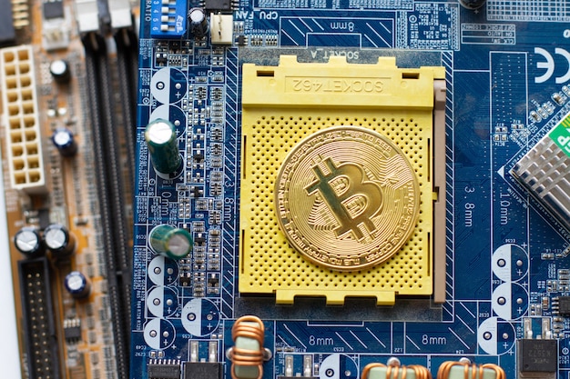 Moeda Bitcoin no chip da placa de circuito do computador.