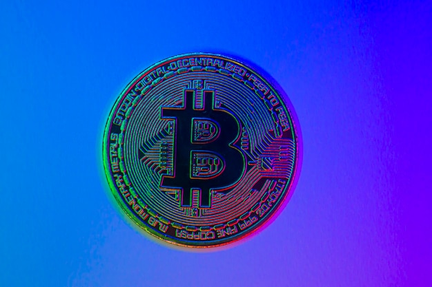 Moeda Bitcoin no fundo do circuito azul Criptomoeda dinheiro virtual Tecnologia Blockchain conceito de mineração de bitcoin Em fundo azul rosa