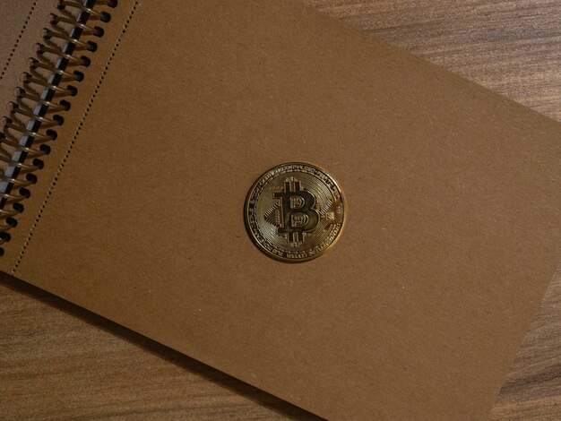 Moeda bitcoin no notebook vintage