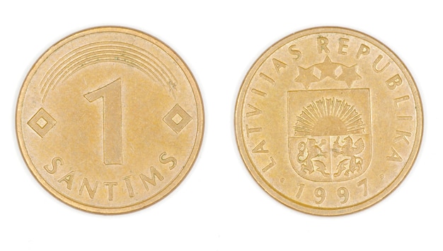 Foto moeda da letônia isolada no fundo branco