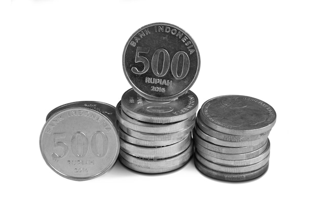 Foto moeda de 500 rupias indonésias isolada em um fundo branco