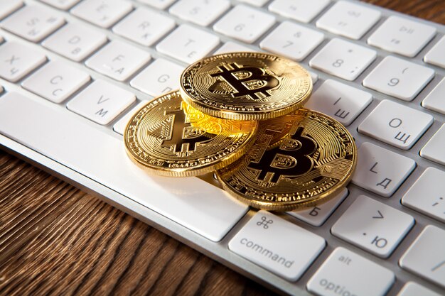 Moeda de criptomoeda Bitcoin no teclado