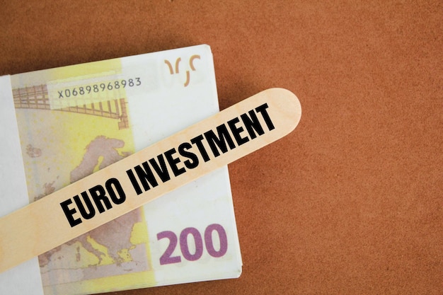 moeda de euro e batão de gelado com a palavra Investimento Euro o conceito de investir em dinheiro de Euro