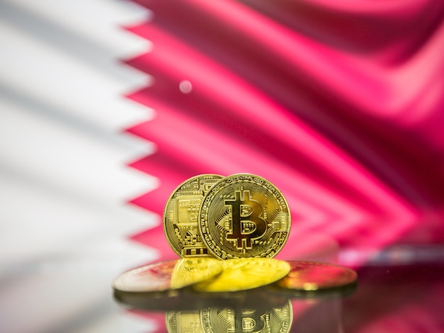 Moeda de ouro Bitcoin e bandeira desfocada do fundo do Bahrein. Conceito de criptomoeda virtual.