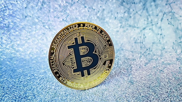 Moeda de ouro Bitcoin e fundo de glitter desfocado