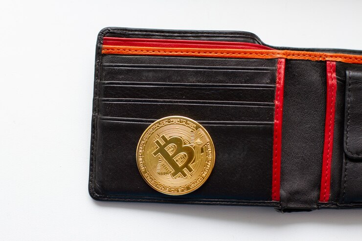 Foto moeda de ouro bitcoin em carteira de couro. criptomoeda virtual.