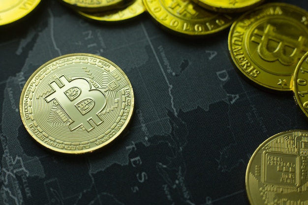 Moeda de ouro bitcoin no mapa escuro