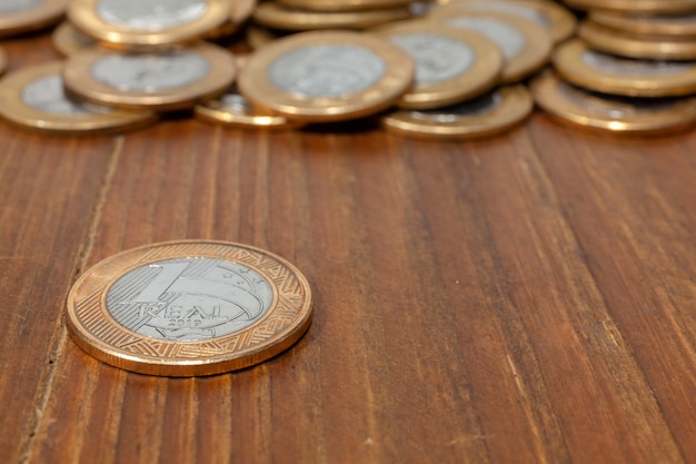Foto moeda de real brasileiro sobre mesa de madeira