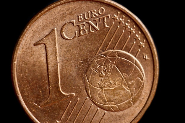 Foto moeda de um euro-cento macro isolado em fundo preto detalhe da moeda metálica de perto moeda da ue