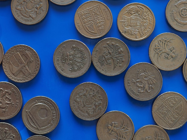 Moeda de uma libra (GBP), Reino Unido (Reino Unido) sobre azul