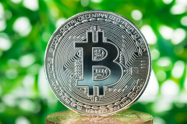 Moeda digital de Bitcoin, moeda de bit no fundo verde bokeh turva