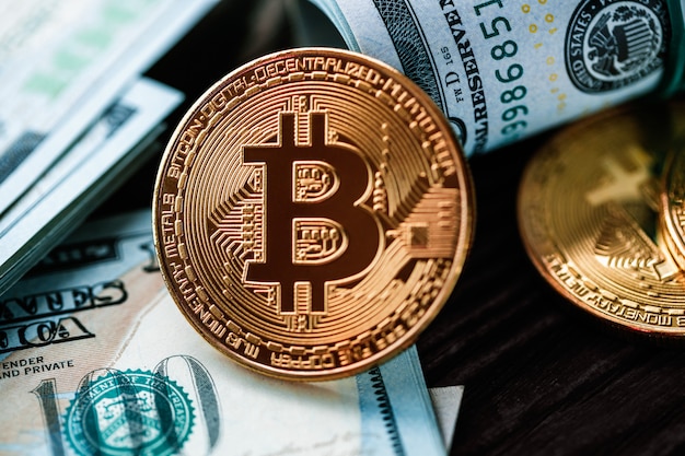 Moeda dourada de bitcoin em dólares americanos