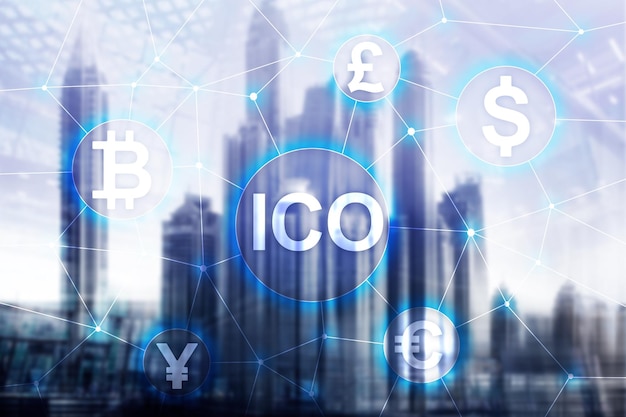 Moeda inicial da ICO que oferece o conceito de Blockchain e criptomoeda no fundo desfocado da construção de negócios