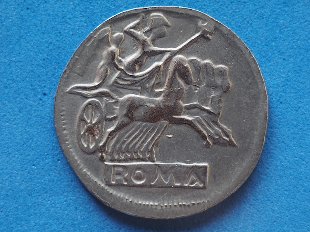 Moeda romana antiga com cavalos e biga (carruagem)