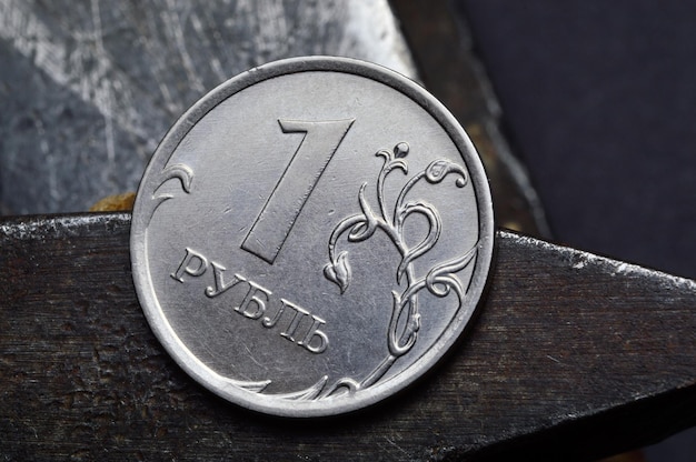 Moeda russa com um valor nominal de 1 rublo e uma antiga ferramenta de trabalho tradução aproximada do texto na moeda quot1 rubloquot